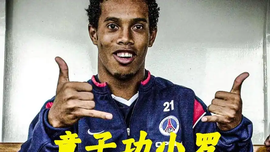 他主要以左